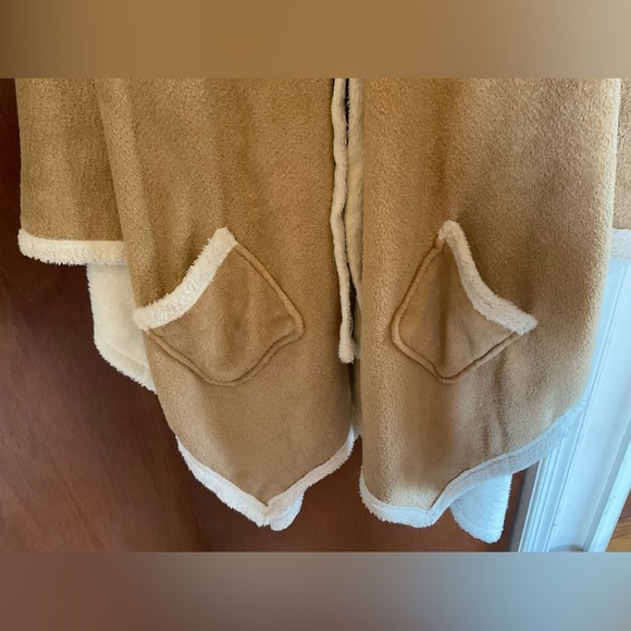 Stan Herman:one size womens shawl/cape/wrap/poncho cream/ tan/beige camel color. - Picture 9 of 13